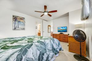 TV a/nebo společenská místnost v ubytování Papakea Resort Unit J303 + 5 fotografií