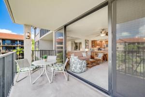 un patio con tavolo e sedie su un balcone di Papakea Resort Unit J303 a Lahaina Altre 19 foto
