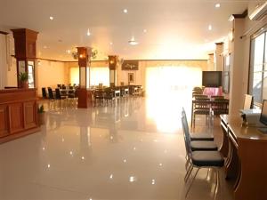 Ban HouadôngにあるChaleunehoung Hotelの椅子とテーブルとテレビのある広いロビー