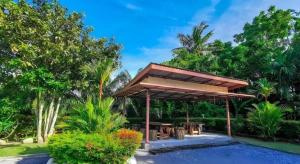- un kiosque avec une table de pique-nique dans le jardin dans l'établissement Panita Resort, à Ban Phang Phrao 21 autres photos