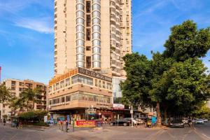 a large tall building on a city street at Shang Pin Hotel Shenzhen Futian Exhibition Branch in Shenzhen