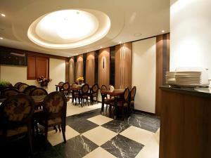 a dining room with a table and chairs at Hotel No.1 in Seryu-dong