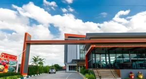 una gasolinera con un coche aparcado delante en GT Residence Hotel, en Ban Yang