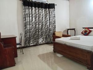 スリ・ジャヤワルダナプラ・コッテにあるSun Hinda Colomboのベッドルーム1室(ベッド1台、シャワーカーテン付)