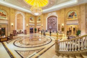 a large lobby with a chandelier and a staircase at Vienna International Hotel Shenzhen North Station Branch in Shenzhen