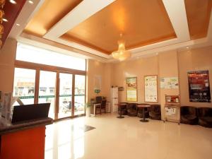 TV a/nebo společenská místnost v ubytování GreenTree Inn Lianyungang Guanyun Bus Station Zhenxing Garden Express Hotel