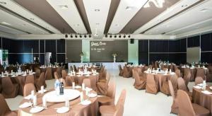 a large banquet hall with tables and chairs and a screen at The Peak Boutique Hotel in Ban Hua Mi Na +185 photos