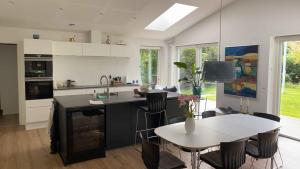 Nhà bếp/bếp nhỏ tại Cozy Holiday Home Near Coast And Nature