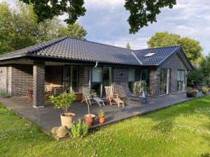 Tòa nhà nơi biệt thự tọa lạc