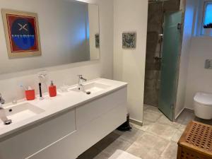 Phòng tắm tại Cozy Holiday Home Near Coast And Nature