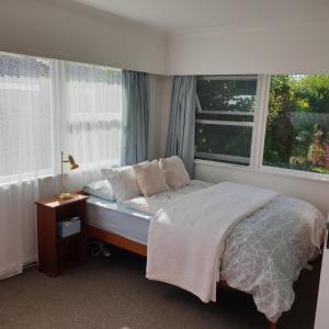 Postel nebo postele na pokoji v ubytování Charming Motueka Getaway with Air-Con + 4 fotografie