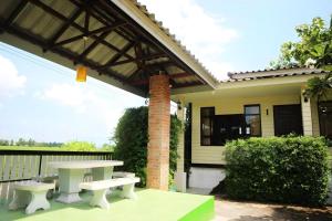 - une table de pique-nique devant une maison dans l'établissement Ban Noi Resort Phrae, à Sop Sai