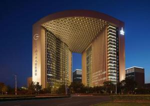 un grand bâtiment avec beaucoup de lumières dessus dans l'établissement Beijing Grand Skylight International Hotel, à Pékin
