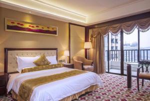 a hotel room with a large bed and a balcony at Taishan Bojue Hotel in Taishan +180 photos