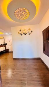 a room with a ceiling with four kites on the wall at Hotel Ajitgarh in Jhunjhunūn