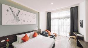 a hotel room with a bed and a window at PIMDARA HOTEL in Ban Kaeo