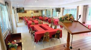 une grande pièce avec des tables et des chaises rouges dans l'établissement Phu View Resort Khao Yai, à Ban Nong Ka Cha 177 autres photos