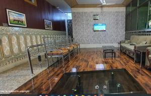 ein Wartezimmer mit ein paar Stühlen und einem Tisch in der Unterkunft High City Hotel in Dargai