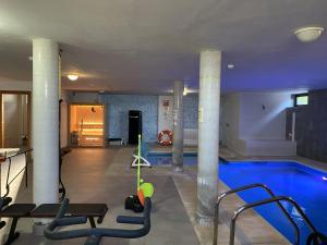 a gym with a swimming pool in a building at Posada la Desmera in Isla