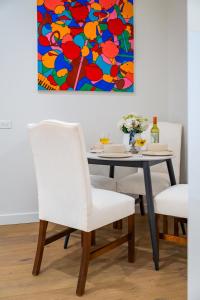 Χώρος καθιστικού στο Art filled 2b2b Apt Family Friendly Free Parking +4 φωτογραφίες