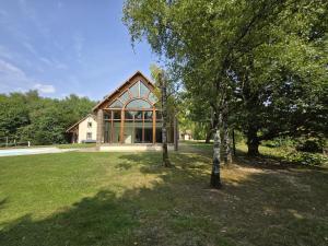 にあるVilla de luxe, piscine chauffée & natureの前に木がある家