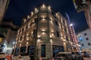 Songt'anにあるNo 25 Hotel Songtanのレンガ造りの大きな建物