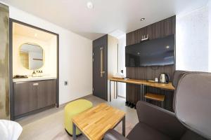 Songt'anにあるNo 25 Hotel Songtanのキッチン(テーブル、カウンター付)が備わる客室です。