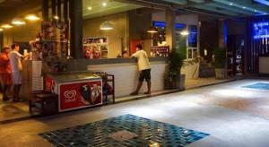 a man standing at the counter of a restaurant at Saikaew Boutique Hotel in Ko Samed