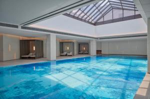 Piscine de l'établissement Changsha Marriott Hotel West ou située à proximité