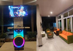 un homme sur un écran de télévision dans un salon dans l'établissement Abed Villa Tagaytay, à Tagaytay