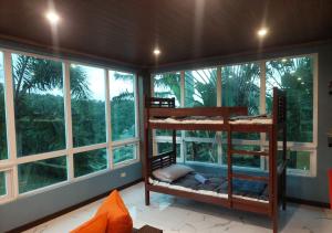 - une chambre avec des lits superposés dans une chambre avec des fenêtres dans l'établissement Abed Villa Tagaytay, à Tagaytay 23 autres photos