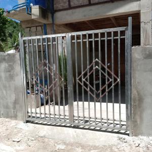 ein Metalltor vor einem Gebäude in der Unterkunft klay'S B house in San Isidro