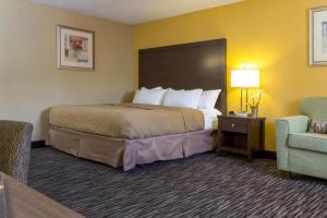 a hotel room with a large bed and a chair at Cerulean Hotel, a Running Y Property in Klamath Falls +51 photos
