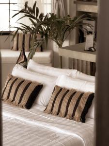 - une rangée d'oreillers dans un lit dans l'établissement Runik Beach Club & Resort - Adults Only, à Siquijor