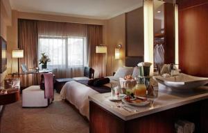 Postel nebo postele na pokoji v ubytování Xian Grand Noble Hotel + 198 fotografií