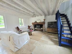 uma sala de estar com uma escada e uma escada azul em Longère de charme, calme & piscine em Armentières-sur-Avre mais 22 fotografias