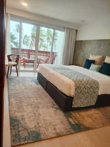 Una cama o camas en una habitación de Bamburi Beach Hotel