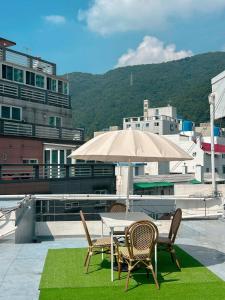 Cảnh núi rừng hoặc tầm nhìn ra núi từ căn hộ