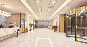 HexiaにあるGreenTree Eastern Hotel Huai'an Bus Station Zhou Enlai Memorialのロビー付き建物のロビー