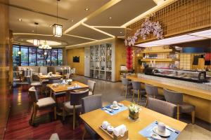 Un restaurante o sitio para comer en Royal Century Hotel Shanghai