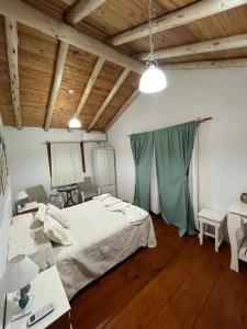 ein Schlafzimmer mit einem Bett, einem Tisch und Stühlen in der Unterkunft Complejo San isidro in San Rafael + 22 Fotos