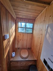 una pequeña habitación de madera con un inodoro en ella en Sylvan Spaces, en Llanfyllin 46 fotos más