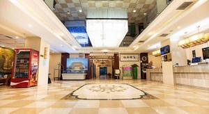 a large lobby with a large room with a store at Xinxiang Zhongzhou Yihe Hotel in Xinxiang County