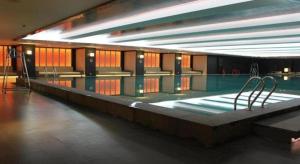 a swimming pool in a building with a swimming pool at Han Yue Lou Hotel Nanjing in Nanjing