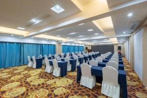 - une salle de conférence avec un bouquet de chaises dans l'établissement Green Tree Eastern Hefei Dahua International Harbor Hotel, à Hefei