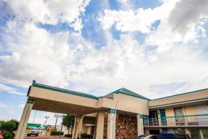 une station-service avec un ciel nuageux en arrière-plan dans l'établissement OYO Hotel O Jackson I-55 North, à Flowood