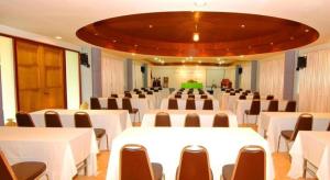 une salle de banquet avec des tables et des chaises blanches dans une pièce dans l'établissement Phatad Valley Hotel, à Ban Kui Mang