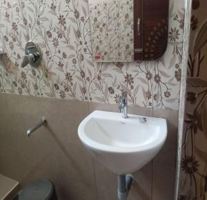 Ένα μπάνιο στο Happy Holiday Inn