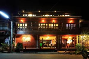 チェンカーンにあるThe Royal Chiangkhan Boutique Hotelのバルコニー付きの建物