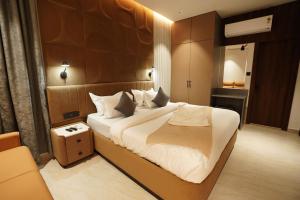 ein Schlafzimmer mit einem großen Bett in einem Zimmer in der Unterkunft 23 Urban Suites, Hitech City in Hyderabad